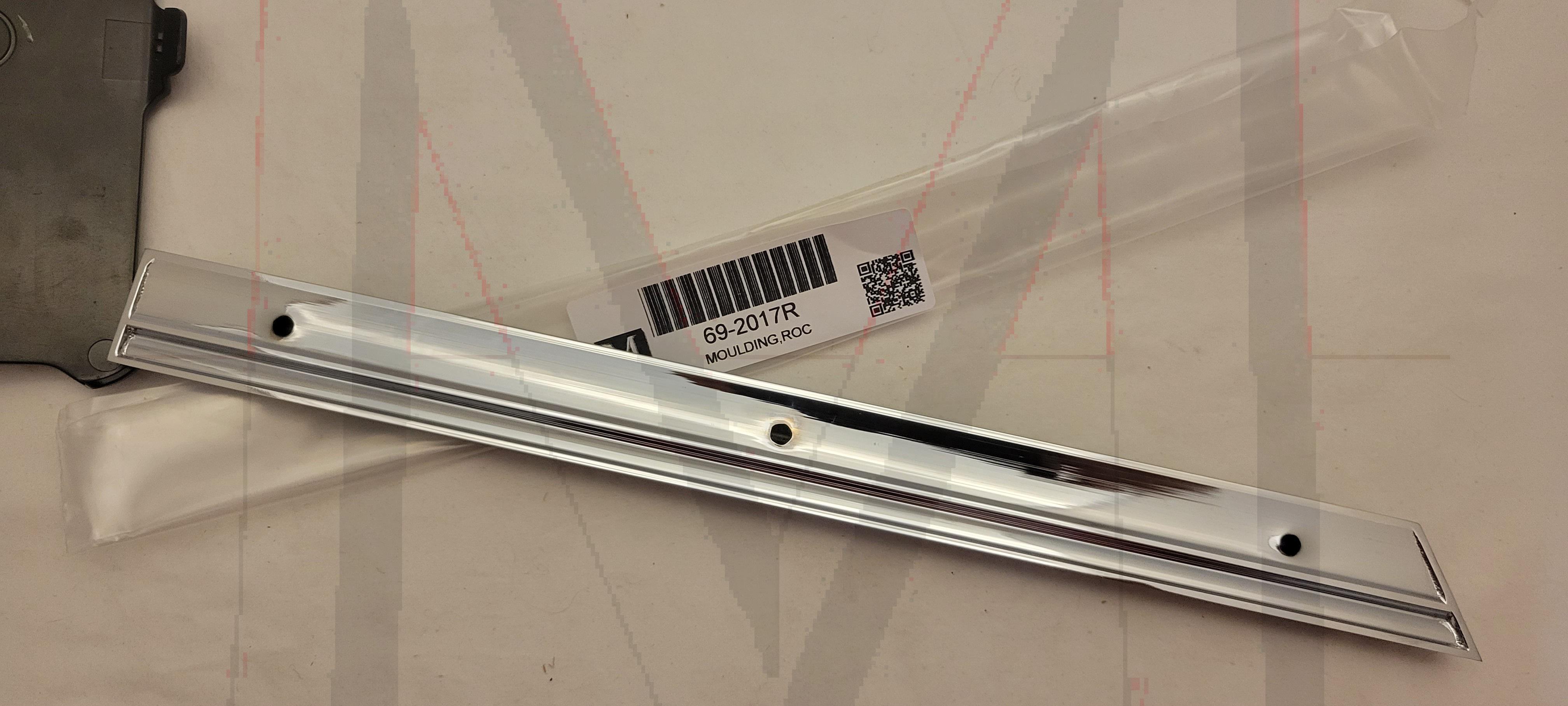 69_2017R CHROME SIDE MOULDING